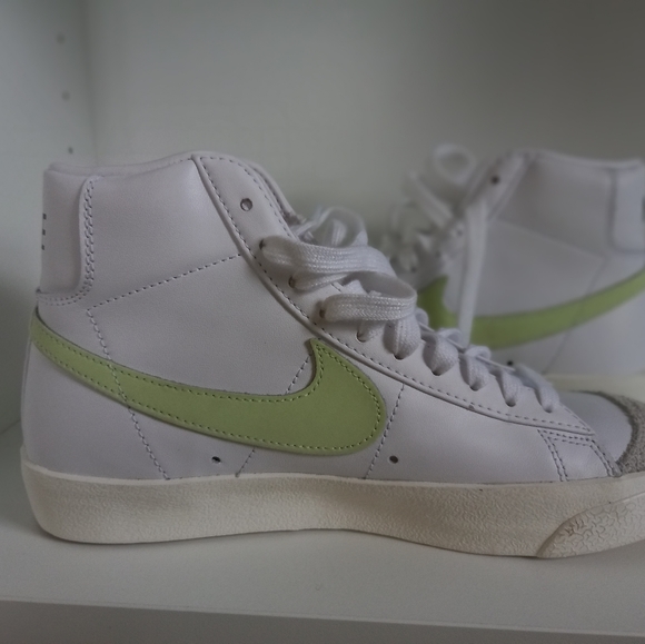 Nike - Picture 3 of 3